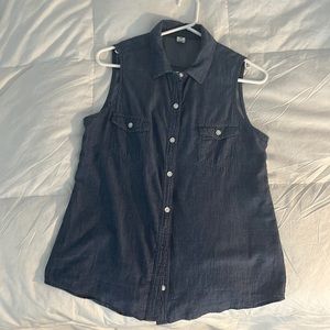 Chambray Old Navy button up sleeveless shirt